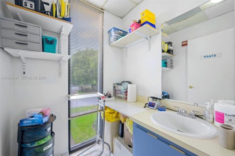 Commercial property in Pembroke Pines, Florida № 2069533 - photo 18