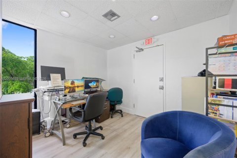 Commercial property in Pembroke Pines, Florida № 2069533 - photo 9