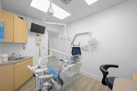 Commercial property in Pembroke Pines, Florida № 2069533 - photo 5