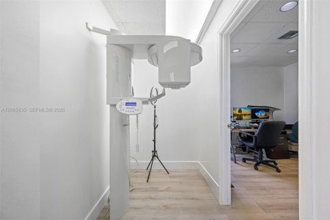 Commercial property in Pembroke Pines, Florida № 2069533 - photo 7