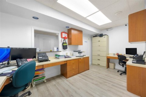 Commercial property in Pembroke Pines, Florida № 2069533 - photo 12