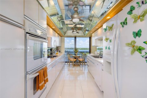 Condo in Palm Beach, Florida, 3 bedrooms  № 2046527 - photo 12