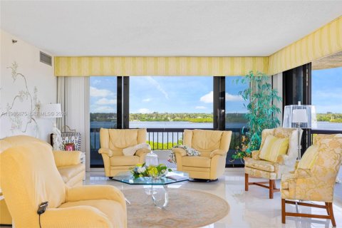 Condo in Palm Beach, Florida, 3 bedrooms  № 2046527 - photo 27
