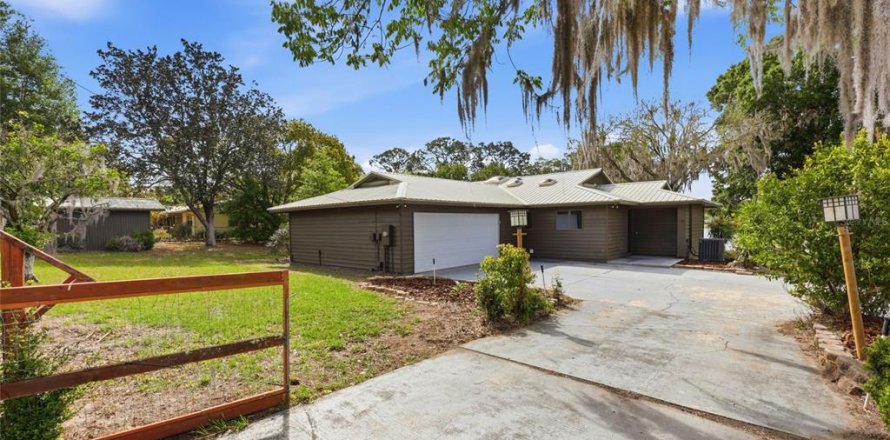 House in Interlachen, Florida 3 bedrooms, 220.27 sq.m. № 2217429