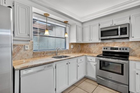 Touwnhouse à vendre à Miami, Floride: 2 chambres, 165.37 m2 № 2058136 - photo 9