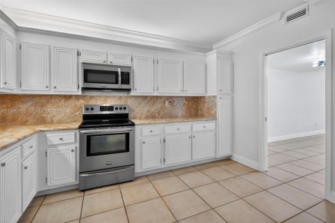 Touwnhouse à vendre à Miami, Floride: 2 chambres, 165.37 m2 № 2058136 - photo 7