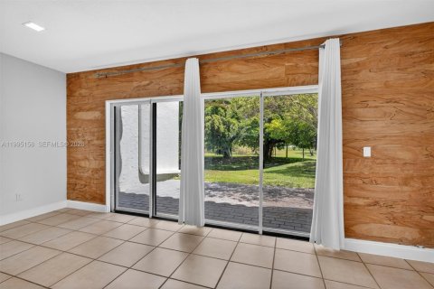 Touwnhouse à vendre à Miami, Floride: 2 chambres, 165.37 m2 № 2058136 - photo 14