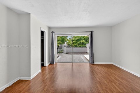 Touwnhouse à vendre à Miami, Floride: 2 chambres, 165.37 m2 № 2058136 - photo 27