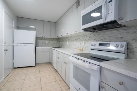Купить кондоминиум в Халландейл-Бич, Флорида 2 спальни, 111.48м2, № 2397192 - фото 14