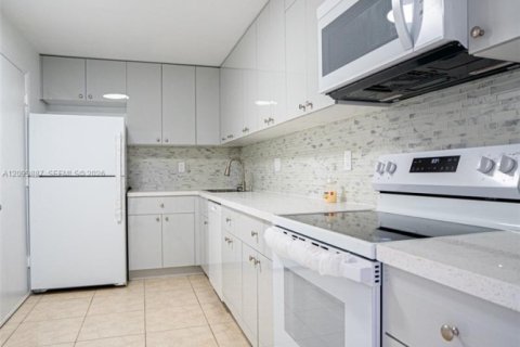 Купить кондоминиум в Халландейл-Бич, Флорида 2 спальни, 111.48м2, № 2397192 - фото 15