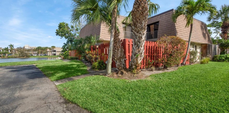 Townhouse in Jupiter, Florida 2 bedrooms, 124.86 sq.m. № 976453
