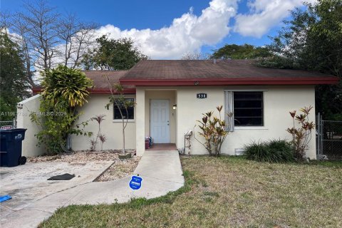 House in Florida City, Florida 3 bedrooms, 126.44 sq.m. № 2029461 - photo 1