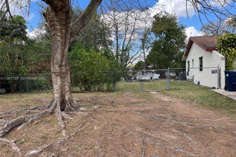 House in Florida City, Florida 3 bedrooms, 126.44 sq.m. № 2029461 - photo 2