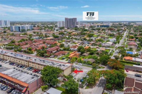 Copropriété à louer à Sweetwater, Floride: 2 chambres, 73.11 m2 № 1946005 - photo 1