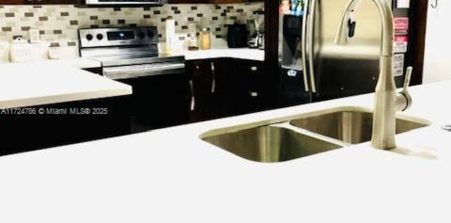 House in Weston, Florida 3 bedrooms, 143.26 sq.m. № 1475266