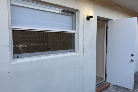 Снять в аренду виллу или дом в Окленд-Парк, Флорида 2 спальни, 83.61м2, № 1998513 - фото 19