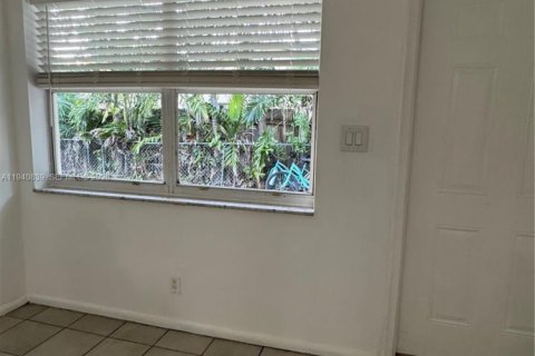 Снять в аренду виллу или дом в Окленд-Парк, Флорида 2 спальни, 83.61м2, № 1998513 - фото 6