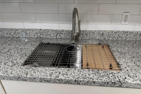 Снять в аренду виллу или дом в Окленд-Парк, Флорида 2 спальни, 83.61м2, № 1998513 - фото 23