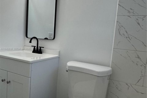 Снять в аренду виллу или дом в Окленд-Парк, Флорида 2 спальни, 83.61м2, № 1998513 - фото 16