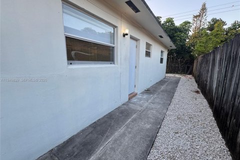 Снять в аренду виллу или дом в Окленд-Парк, Флорида 2 спальни, 83.61м2, № 1998513 - фото 21