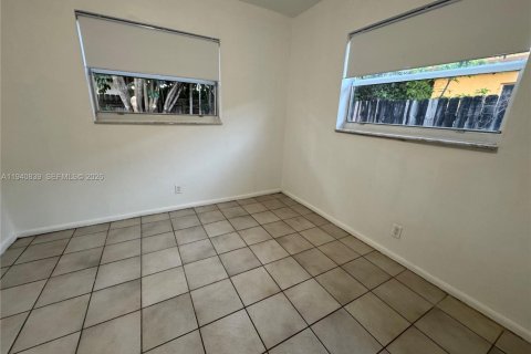 Снять в аренду виллу или дом в Окленд-Парк, Флорида 2 спальни, 83.61м2, № 1998513 - фото 5
