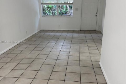 Снять в аренду виллу или дом в Окленд-Парк, Флорида 2 спальни, 83.61м2, № 1998513 - фото 13