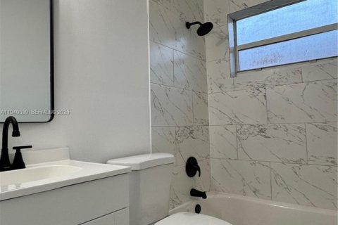 Снять в аренду виллу или дом в Окленд-Парк, Флорида 2 спальни, 83.61м2, № 1998513 - фото 3