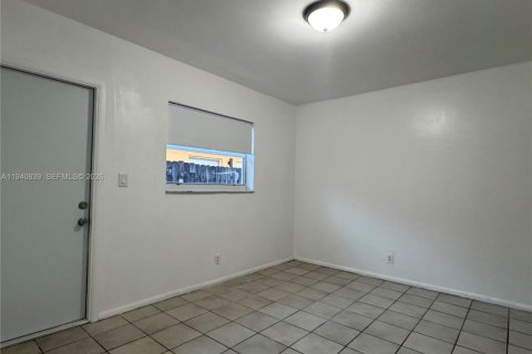 Снять в аренду виллу или дом в Окленд-Парк, Флорида 2 спальни, 83.61м2, № 1998513 - фото 17