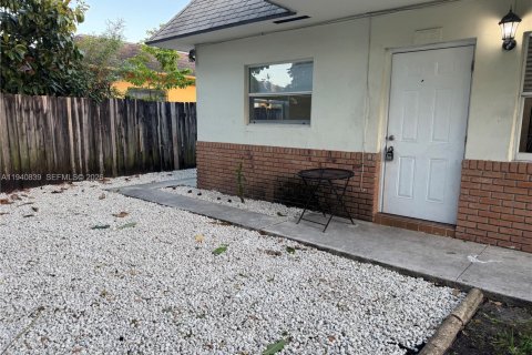 Снять в аренду виллу или дом в Окленд-Парк, Флорида 2 спальни, 83.61м2, № 1998513 - фото 22