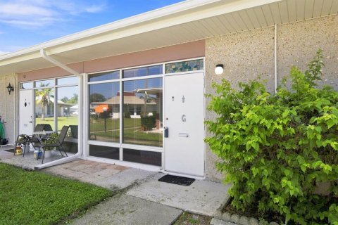 Condo in Holiday, Florida, 1 bedroom  № 2358481