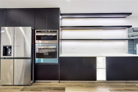 Casa en venta en Miami, Florida, 4 dormitorios, 307.69 m2 № 1607807 - foto 12