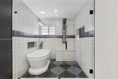 Casa en venta en Miami, Florida, 4 dormitorios, 307.69 m2 № 1607807 - foto 29