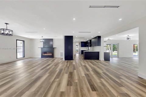 Casa en venta en Miami, Florida, 4 dormitorios, 307.69 m2 № 1607807 - foto 14