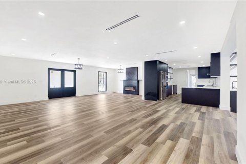Casa en venta en Miami, Florida, 4 dormitorios, 307.69 m2 № 1607807 - foto 15