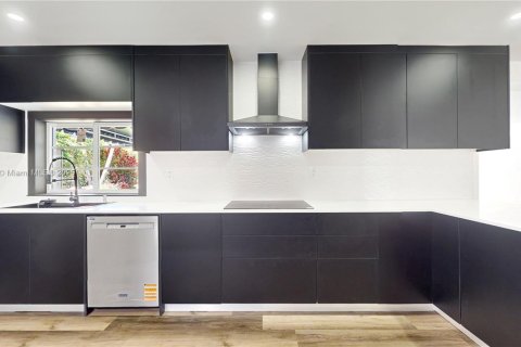 Casa en venta en Miami, Florida, 4 dormitorios, 307.69 m2 № 1607807 - foto 11