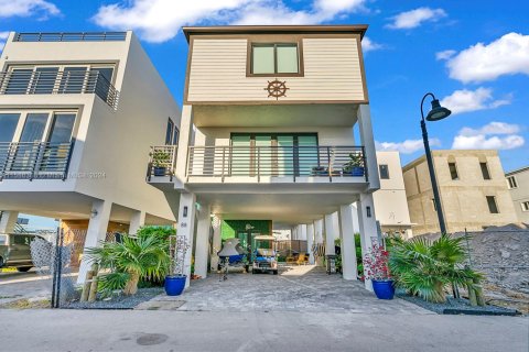 House in Key Largo, Florida 3 bedrooms, 153.29 sq.m. № 1726360 - photo 1