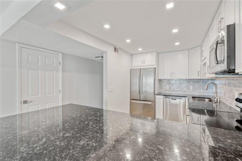 Condo in Clearwater, Florida, 2 bedrooms № 2123641 - photo 10