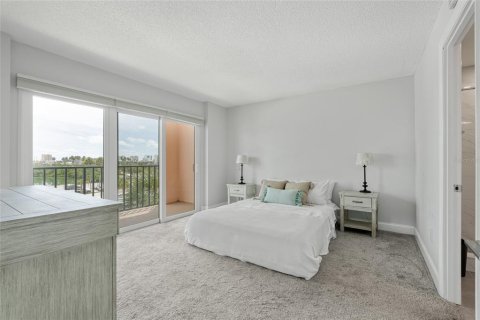 Condo in Clearwater, Florida, 2 bedrooms № 2123641 - photo 11