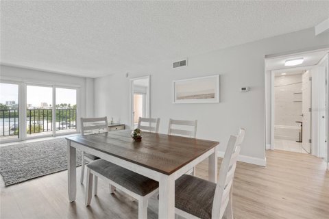 Condo in Clearwater, Florida, 2 bedrooms № 2123641 - photo 5