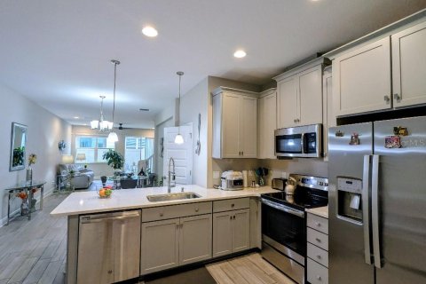 Townhouse in Clearwater, Florida 2 bedrooms, 145.95 sq.m. № 2413563 - photo 2