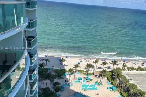 Condo in Hollywood, Florida, 1 bedroom  № 1994318 - photo 10