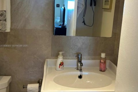 Condo in Hollywood, Florida, 1 bedroom  № 1994318 - photo 9