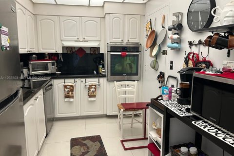 Condo in Hollywood, Florida, 1 bedroom  № 1994318 - photo 5