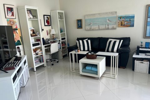 Condo in Hollywood, Florida, 1 bedroom  № 1994318 - photo 4