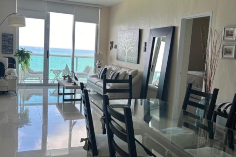 Condo in Hollywood, Florida, 1 bedroom  № 1994318 - photo 2