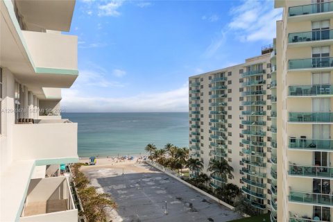 Apartment in Hollywood, Florida 2 bedrooms, 135.54 sq.m. № 2145936 - photo 22