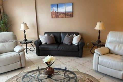 Apartment in Hollywood, Florida 2 bedrooms, 135.54 sq.m. № 2145936 - photo 2