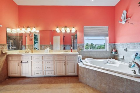 House in Hudson, Florida 3 bedrooms, 208.66 sq.m. № 2093867 - photo 14