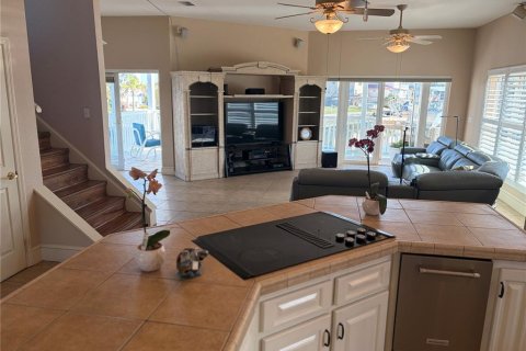 House in Hudson, Florida 3 bedrooms, 208.66 sq.m. № 2093867 - photo 8