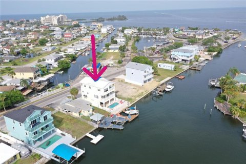House in Hudson, Florida 3 bedrooms, 208.66 sq.m. № 2093867 - photo 2